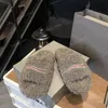 Luxurys Designers Slippers Winter Fluffy Sandals Womens Casual Warm Flat Slides Indoor Mens Flip Flops Designer Shoes Teddy Furry Slipper