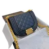 Klassiska handväskor Kvinnor Designerväska Kornen Caviar Boy Crossbody Bags Flack Gold-Tone Metal Chains Handväska Tidlös diamant quiltning axelväska för kvinnor