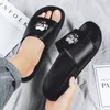 Lyxmärke glider sandaler designer tofflor skor avatar korrekt tecknad grid mönster sommar strand toffel platt människa plattform flip flops sneakers