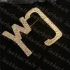 Letra de metal pinos de diamante brilhante incrustações de broches designers homens homens pinos Party Rhinestone Broche Apparel Acessórios