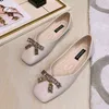 Klänning skor kvinnor koreanska platt små läder skor kvadrat tå loafers lyx rhinestones båge grunda mun sandaler prinsessa skor 220319