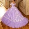 Nyaste lavendel quinceanera prom klänningar blommiga spetsar applikationer söta 15 klänningar bateau nacke ruffles tiere vestidos de 16 anos