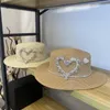 Sombreros de ala ancha Verano 2022 Grandes aleros Moda Sombrero de paja de alta calidad en forma de corazón Rhinestone Sun Visor Panamá Jazz Flat Top HatWide