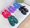 Designers Mulher Sandália Clássica Chinelos de Borracha Sandálias Geléia Praia Sapato Casual Casual Alfabeto Rosa Verde Doce Cores Ao Ar Livre Sapatos Romanos