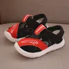 Bebek kız ayakkabıları için yaz yürümeye başlayan çocuk net bez nefes alabilen erkekler çocuk bebek spor kız sandaletler 220607