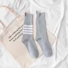 Tide Brand TB Four Bar Grey Medium Tube Tube Socks insjk كلية نمط رقيقة جوارب العجل صافي الأحمر JK المرأة المد والجزر الجوارب