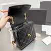 2022 Yeni Moda Bahar Havyar Deri Buzağı Siyah Beyaz Sırt Çantası Çantalar Altın Metal Zincir Kayış Mini Flepted Crossbody Omuz Seyahat