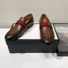 Designer Men Dress Business Flats Chaussures Généreau de cuir authentique Oxfords Oxfords Casual Shoe Leathers Locs avec double Q et Web Super Quality Size 38-46 Boîte