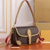 Women Crossbody Bag Bag سلسلة نصف القمر الإبط أكياس Messenger Pass Presh Pouch Pouch Letters