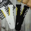 Роскошный бренд Offs Модные носки Arrow Warning Line Straight Board Tide Sock Высококачественный хлопок Спорт Длинная трубка Впитывающие пот дышащие чулки Q9ql