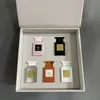 Presentförpackning Parfymuppsättningar 54 Piece Set 5 flaskor 75 ml Q Version Parfum Four Super Mini Dripping Style varaktiga doftdesigner PE1063065