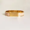 Designer design armband rostfritt st￥l k￤rlek guld bokstav sp￤nne armband mode k￤rlek smycken m￤n kvinnor armband med sammet v￤ska