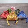 Presentförpackning 50st mini dragstring kinesisk stil silkbrokadpåsar lycka till väskor grossist påse satin smycken förpackning 8x8 cm