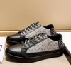 Letra de luxo italiana sapatos casuais com renda de couro macio no fundo branco masculino masculino com tanques de pano em relevo sapatos de skate de skate tênis de moda