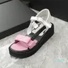 Sandálias coloridas de novas doces na primavera e no verão estilo esportes planos sapatos casuais de fundo plano versátil e confortável Sapatos femininos tamanho 35-40 2022