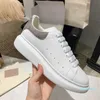 2022 Toppkvalitet Herrkvinnor Casual Shoes Leather Lace Up Platform Overized Sole Sneakers White Black Luxury Velvet Suede 35-45 sneaker