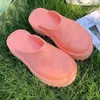 Mjuk kohud Strandtofflor mode Tjock botten designer Dam Skor Tecknad Alfabet dam Plattform Sandaler Läder Klackar bokstav Slides Stor storlek 35-42-45-us4-us11