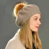 Kvinnor basker Cap Real Large Fur Pom vinter stickad ull basker naturlig tvättbjörn päls hatt fast färg toppkvalitet kvinnlig basker j220722