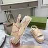 Sandálias de bordado de verão Sandálias de lona Sandália de designer de luxo Salto plano para mulheres famosas Almofadas deslizantes femininas plataforma Slingback Sapatos grossos Tamanho inferior 35-44