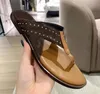 Nya lyxiga tofflor kvinnor skor män sandaler designer äkta läder utomhus chaussure femme sandalias de las mujeres flip flops
