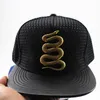 Des créateurs de mode Caps European et American Gold Snake Metal Label Mesh Baseball Cap Mens and Womens Street Culture Dance Hiphop7933758