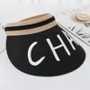 Szerokie brzegowe czapki alfabet haft haft cha moda joker słomy kapelusz dzieci z koreańskiego zespołu włosów w Korei Web celebrytka pusta sunshade hawide profi