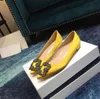 2022 새로운 클래식 브랜드 포인트 플랫 슈즈 여성 버클 플랫 굽 실크 실크 새틴 라이트 라이트 레드 웨딩 신발 34-43