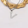 Ny modedesigner Letter L Necklace Gold Silver Pendant Halsband Kristallsmycken för kvinnor Tröjekedjan Party Lovers Presenttillbehör