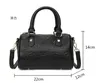 가죽 가방 여성용 가방 2022 새로운 간단한 패션 양각 핸드 헬드 원 - 어깨 메신저 가방 대조 색 질감 베개 가방