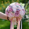 Lussuosi fiori artificiali Bouquet da sposa per spose Spilla da damigella d'onore Quinceanera Quince Sweet 15 16 Bouquet con rose di seta di cristallo Pizzo di nastro di lavanda