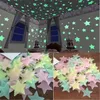 壁のステッカー50pcs 3D星は、子供向けの暗い照明蛍光で輝きますベビールームベッドルーム天井装飾6534835