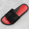 Uomini personalizzati di fascia alta alla moda all'esterno che indossano pantofole da spiaggia Tomaia in vera pelle nera e rossa con finiture a rivetto stampato