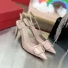 2023 die neuen Sommer-Einknopf-Sandale für Damen mit flachem Absatz und spitzem Lackleder-High-Heel in Nude