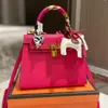 Designer Fuchsia Bolsas de cadeado de cadeado de ombro de couro reais vêm com acessórios bolsas de cavalo khaki mulheres luxuosas rosa rosa médio 25 cm bolsa crossbody saco