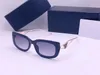 Gafas de sol de diseñador Para mujer Estilo de ojos de gato de verano Anti-ultravioleta Escudo retro Placa de lente Cuadrado pequeño Marco completo Moda Anteojos Caja aleatoria
