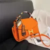 財布の女性用バッグ2023スプリング新しいハンドバッグシルクスカーフバッグハンドバッグテクスチャスリングシングルショルダーメッセンジャーバッグ