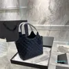 Nyaste shoppingväska denim quiltad tygväska lammskinnsäckar stor kapacitet totes handväskor designer diamantgitter handväska mode hårdvara