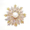 Designer Women Pearl Brooch Snowflake Suit Brooches for Woman Zircon Lady Flower Pins Vintage Elegant Luxury Bride Dress Pins Button Pin Fashion Scarf Buckle