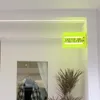 Neon-Box mit Auflistung des Bekleidungsgeschäfts, doppelseitige Acryl-Leuchttafel, individuelle Tür-Werbetafel 220706