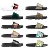 Diseñadores 2022 zapatillas para hombres Mujeres Toboganes florales Mujeres Sandalias de plataforma Sandalias Brocado de goma Equipo de mula Flip Flip Playa rayada