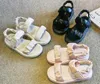 Anti-rutschige Plattform Kinder Schuhe für Mädchen Sandalen 2022 Neue Sommer Ziemlich Plissee Oberfläche Schule Mädchen Flache Sandalen Kind