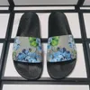 2022 디자이너 슬라이드 망 여자 샌들 슬리퍼 블룸 꽃 인쇄 웹 블랙 신발 패션 럭셔리 여름 가죽 고무 샌들 비치 스니커즈 wi L2sF#
