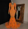 Robes de bal de sirène de paillettes scintillantes orange 2022 dentelle africaine col en V manches longues robes de soirée balayage train robe de soirée formelle