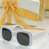 Les lunettes de soleil carrées EMPREINTE pour hommes et femmes, les jantes à facettes ajoutent un drame supplémentaire tandis que les initiales décoratives à charnière assurent une finition élégante avec la boîte d'origine.