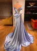 Bleu Une Ligne Robes Légères Sexy Col En V Sans Manches Une Épaule Paillettes Volants Plus La Taille Satin Fente Latérale Robes De Bal Longueur De Plancher Robe De Soirée Sur Mesure