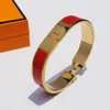 2022 Högkvalitativ designerdesign Armring i rostfritt stål guldspänne armband modesmycken män och kvinnor armband