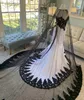 エレガントなゴシック様式のマーメイドウェディングドレス2022ケープホワイトとブラックレースの中世の自由ho放なドレス