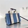 2022女性のためのトートバッグ夏の色の青い正方形のハンドバッグ2サイズのクールなバッグの手紙印刷屋外のショッピング財布20 30cm