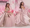 Pembe Saten Kabarık Prenses Balo Elbise Resmi Parti Doğum Günü Çocuklar İçin Toddler Spagetti Kayışları Dantel Aplikler Boncuklu Büyük Yay Çiçek Kız Pageant önlükleri Cl0424