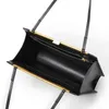 Bolsa de clipe minoritcil designer extremamente simples clasp feminino bolsas de couro feminino lança de bolsa de ombro de embarque 220617